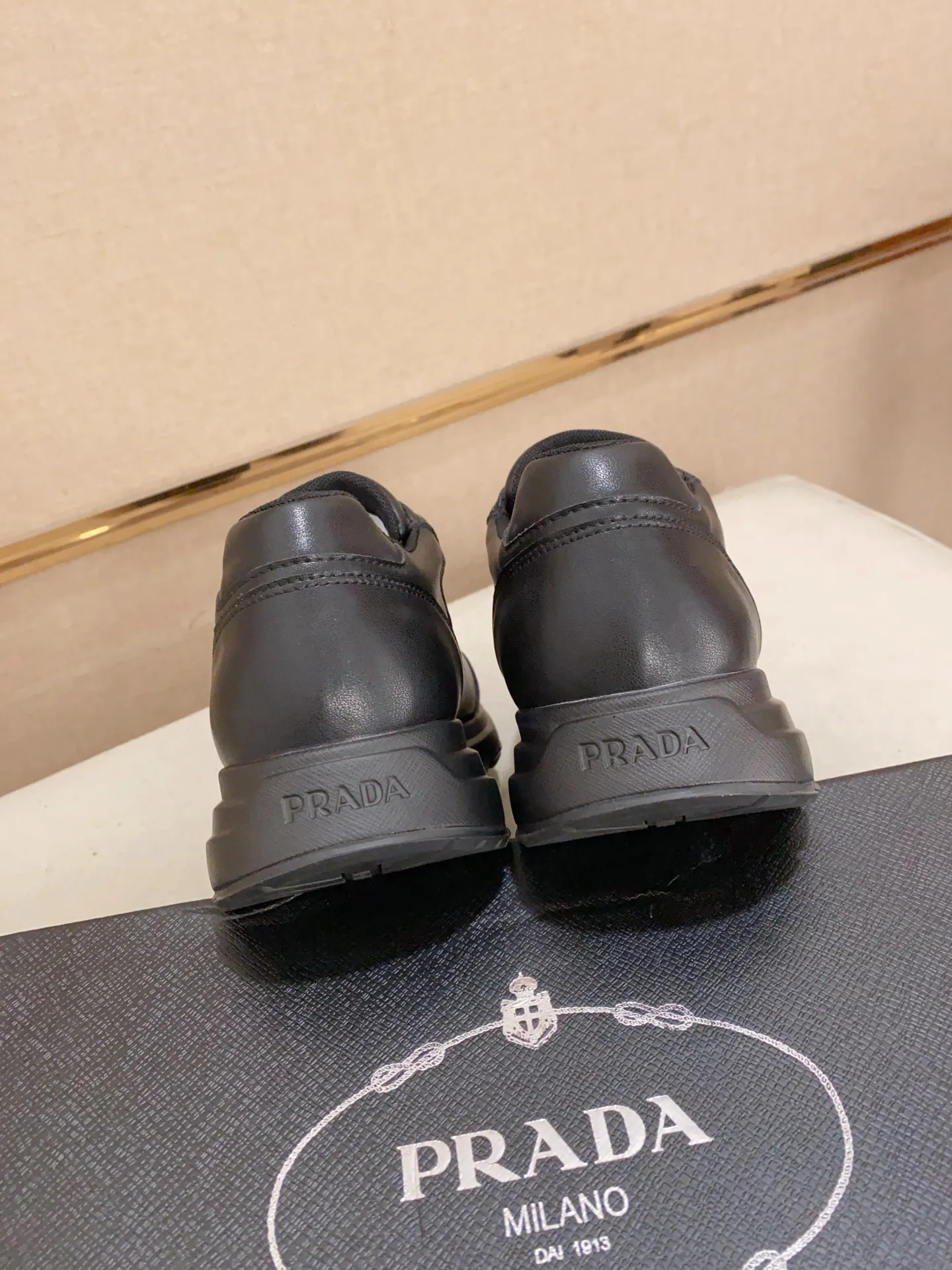 Men's shoes 💰: 500💰 [Prada～Prada] Trendy new styles are on the market. Same style as the official website. Counter quality. Original matching. [Strong] [Strong] Selected first-layer cowhide fabric. Comfortable and breathable sheepskin lining, fine workmanship, upper layer made of 100% pure cowhide, original last shape, comfortable on the feet, shoe sizes 38 to 44